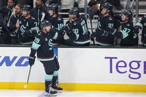 Kraken win for the 1st time in 5 games this season, beating Hurricanes 7-4